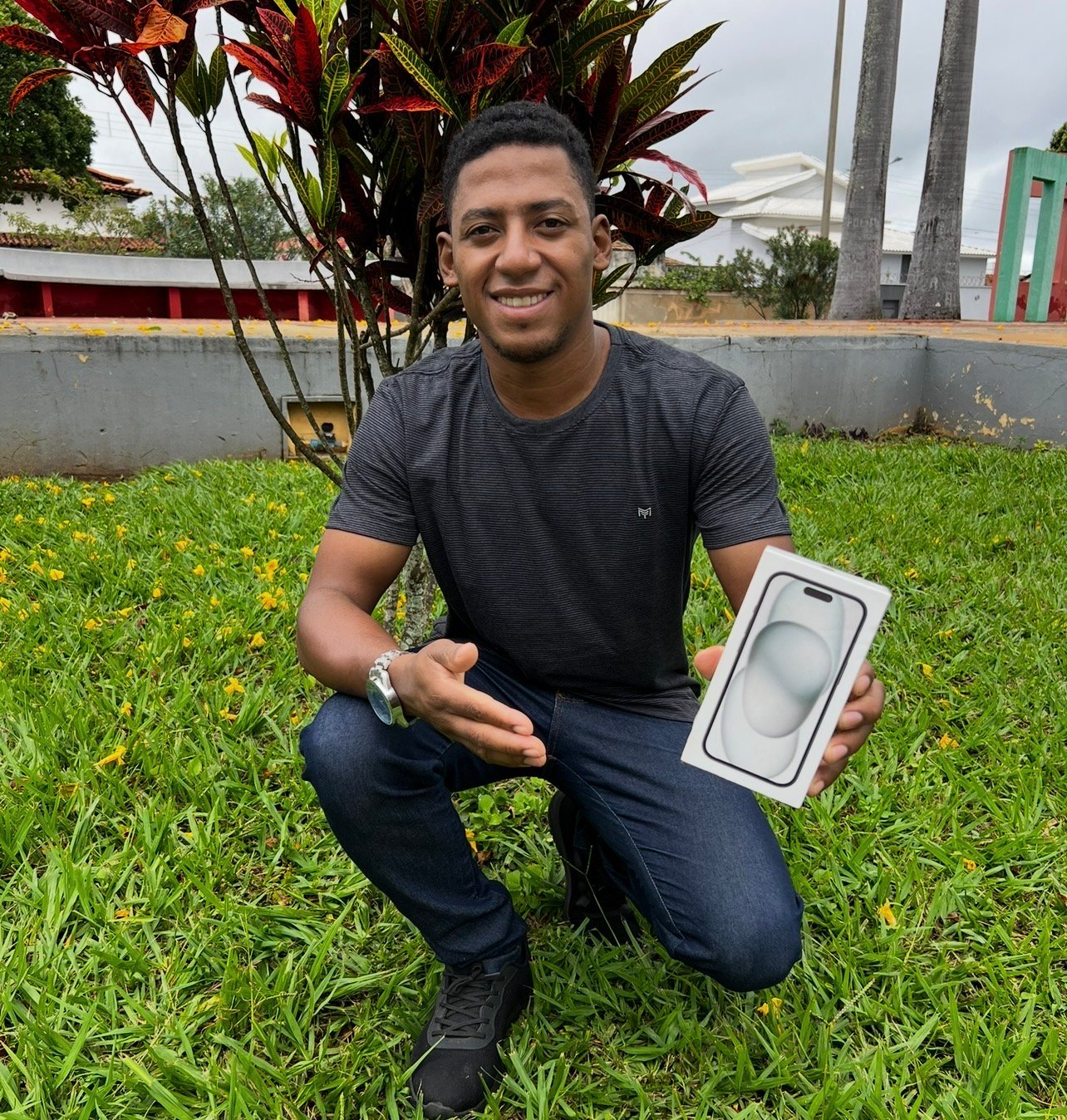IPHONE 15 128GB LACRADO OU 2 SALÁRIOS MÍNIMOS NA SUA CONTA 